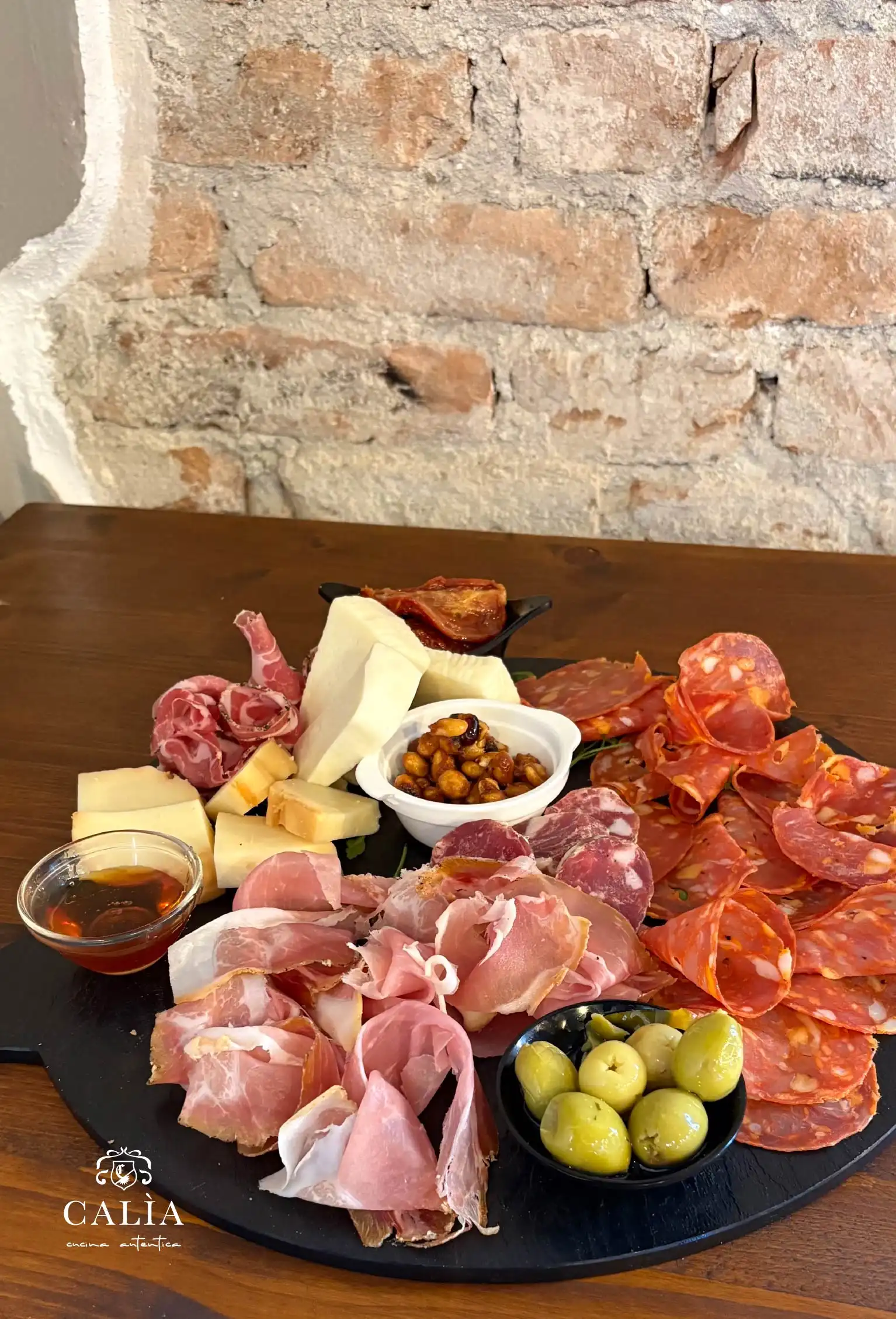 Tagliere di salumi e formaggi locali di Calìa